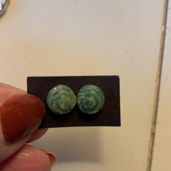 Tiny jade rose studs - Picture 4 of 4